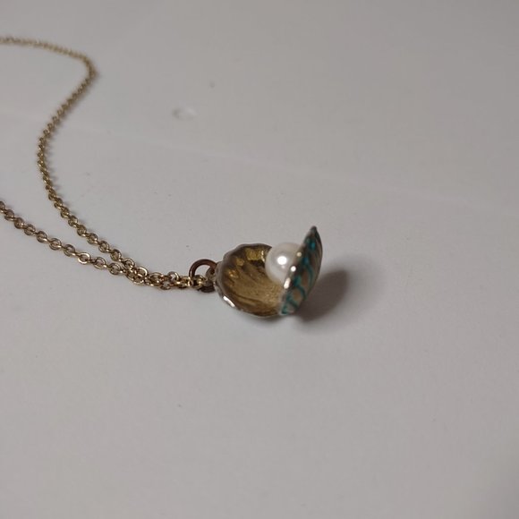 Clam Shell With Faux Pearl Pendant Necklace Adjustable 18 To 20 Inches Long - Picture 2 of 12